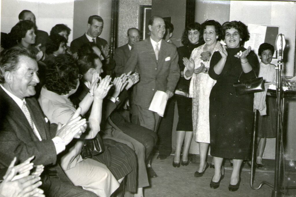 Luis Sandrini ingresando al Estudio B de Radio El Mundo, rodeado por el público, tras ser presentado.Actúa Varela Varelita. 1959. LR1