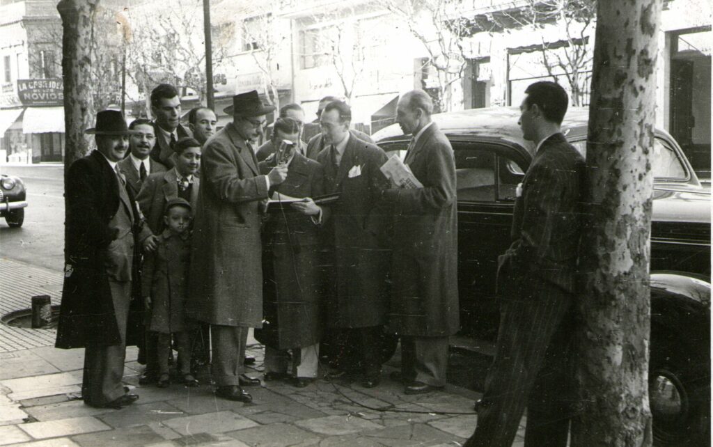 Luis Elías Sojit en una nota callejera para 'El Mundo del Deporte' y su Micrófono Viajero. LR2 - Dom. 9 hs.