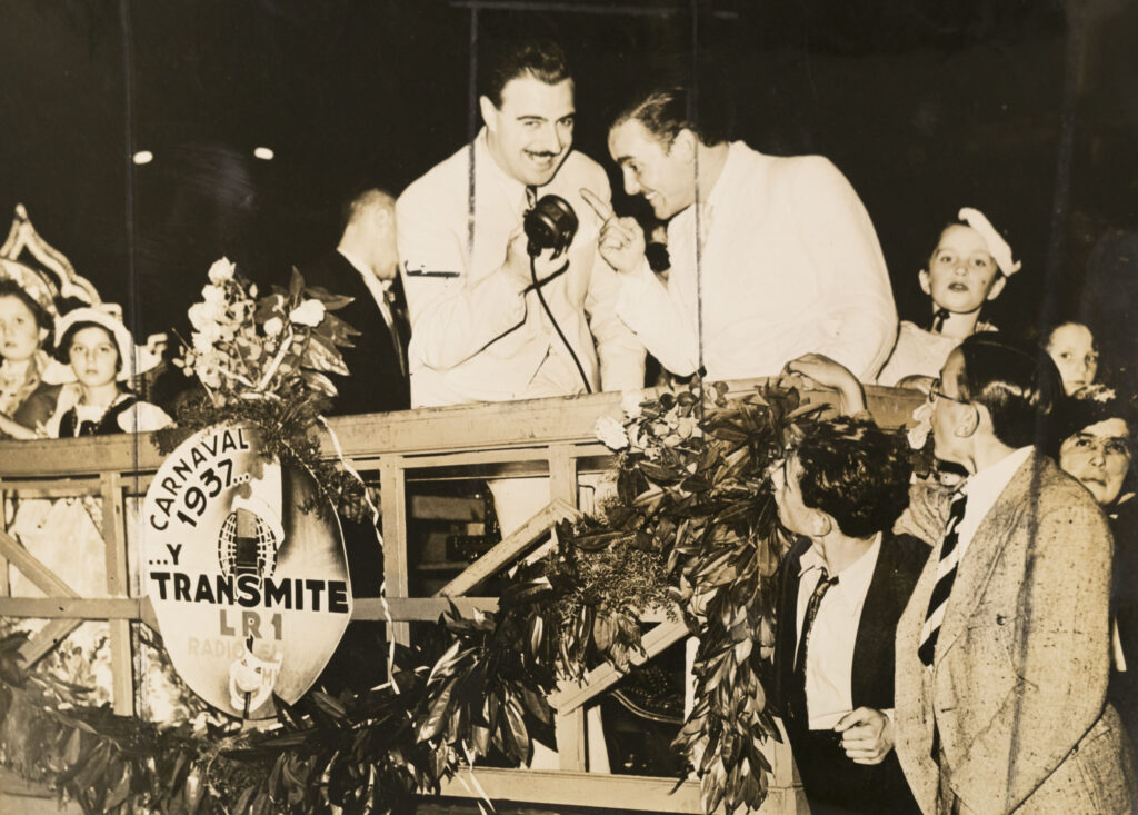 Iván Casadó y “el zorro”, transmitiendo por radio el mundo desde el carnaval de 1937.