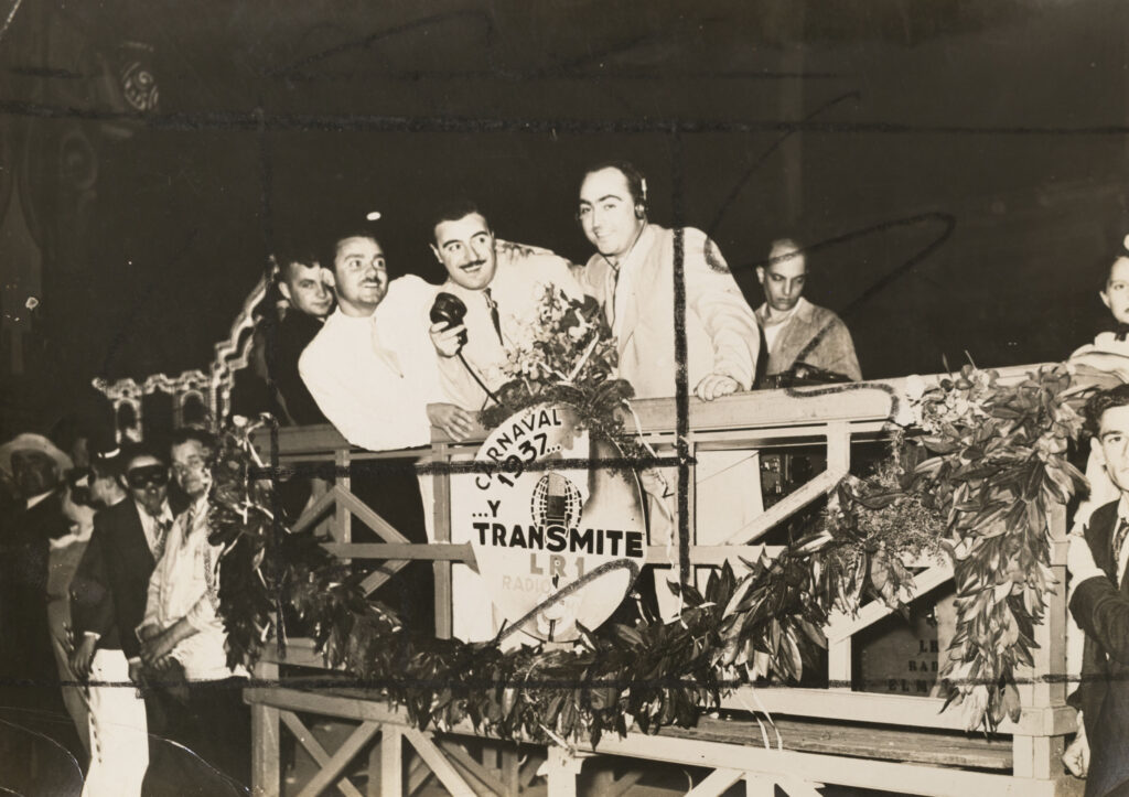 Iván Casadó y “el zorro”, transmitiendo por radio el mundo desde el carnaval de 1937.