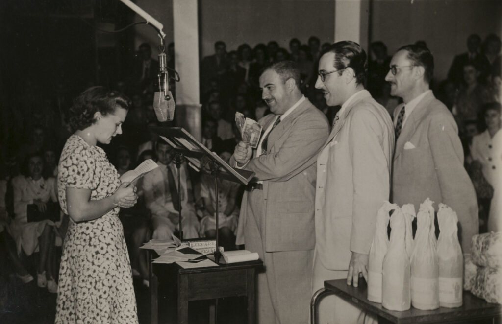 Iván Casadó y Pedro del Olmo, en un programa con entrega de premios. 1942.