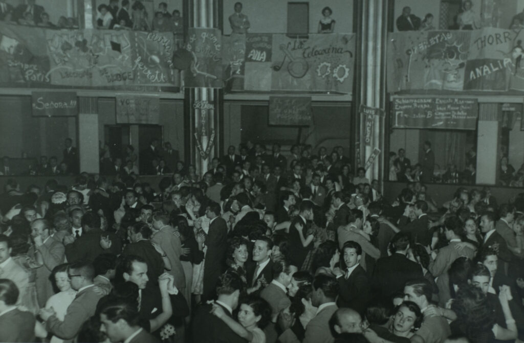 Baile de inauguración del “TV Club”, donde las grandes figuras de la radio, teatro y cine se hicieron presentes para festejar con sus fans.